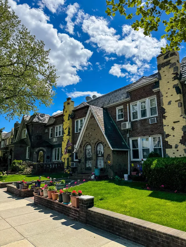 A well-kept NYC home with a garden, the kind of home King Moves Connect helps protect